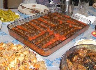 Kabab khachkhach d'Alep, un kebab de viande hachée épicée, à la sauce tomate.