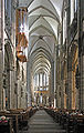 教堂中殿，高達43米，座位超過5500個，左上方為管風琴之一