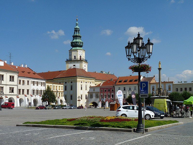 File:Kroměříž, Velké náměstí 01.jpg