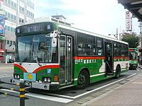 1995年に2台導入されたスロープ付きワンステップバス。赤帯が特徴