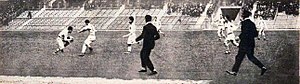 United States player Charles Doe with the ball v Romania L'arriere americain Doe en possession du ballon, face a la Roumanie (JO 1924).jpg