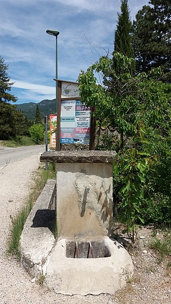 File:La Motte-Chalancon - Route de Nyons - Fontaine.jpeg