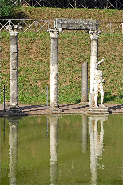 File:La colonnade du Canope (Villa Adriana, Tivoli) (5888638073).jpg