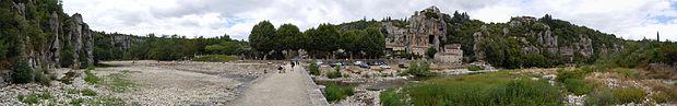 Vue des Gorges et du village de Labeaume au niveau du pont submersible.