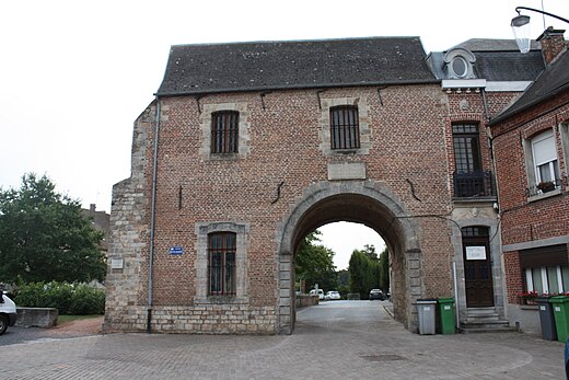 Het bewaarde poortgebouw (17e-eeuws gebouw rond een 12e-eeuwse boog)