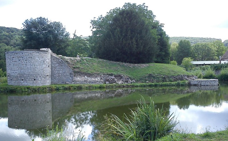 File:Le château d'Alone-Toulongeon.jpg