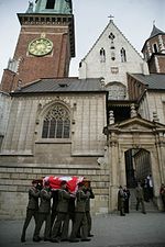 Peti mati Lech Kaczyński sedang dibawa masuk ke Katedral Wawel