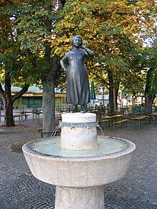 Liesl-Karlstadt-Brunnen Viktualienmarkt München 2004.jpg