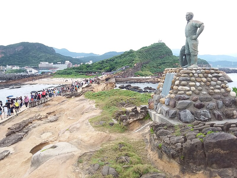 File:Lin Tian-jen statue, left side 20190812.jpg