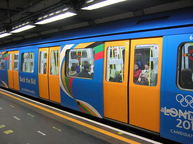 Londra'nın Olimpiyat teklifini tanıtmak için dekore edilmiş bir Londra Yeraltı treni.