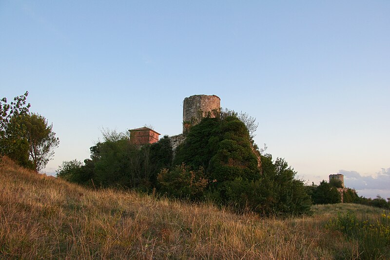 File:Lucignano fortezza.jpg