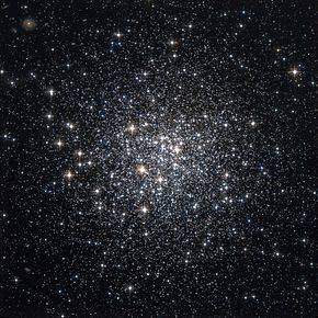 M72 na snímku z Hubbleova vesmírného dalekohledu
