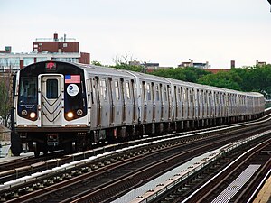 R160形電車による北行F系統（ブルックリン区、アベニューP駅）