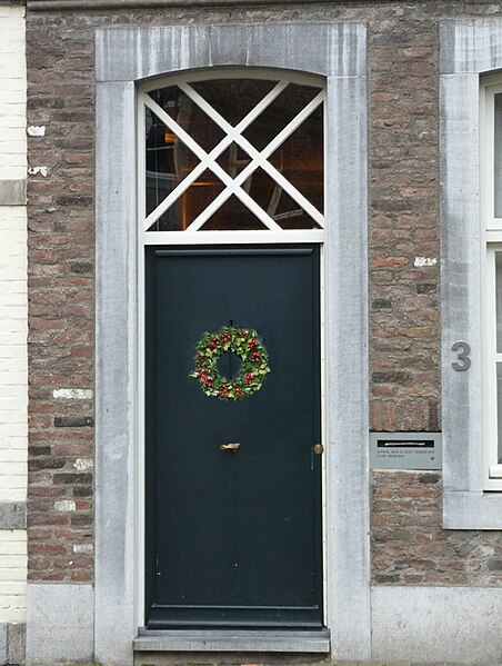 File:Maastricht Kerstkrans op deur P1040233.jpg