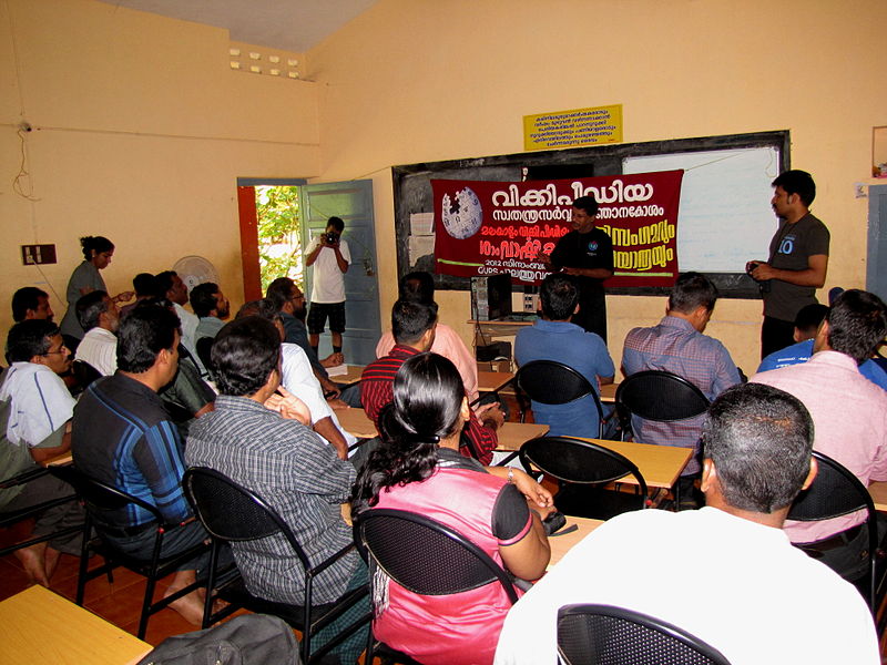 File:Malayalam wikipedia vanayatra members gathered before leaving to the forest.jpg