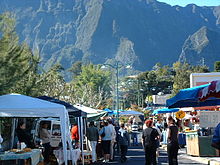 Marché forain du dimanche matin.