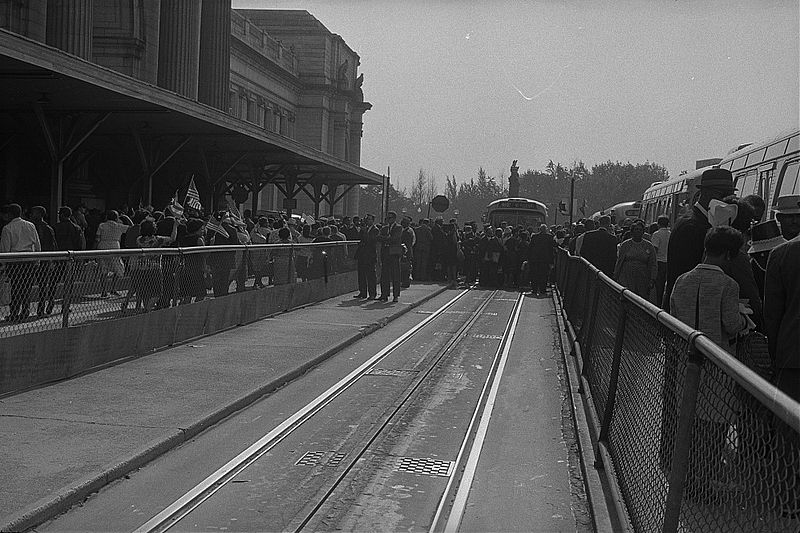 File:Marchers near Union Station with buses and trolley tracks.jpg