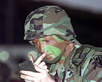 Soldat i United States Army maler ansiktet i kamuflasjemønster under en militærøvelse i Puerto Rico 1998