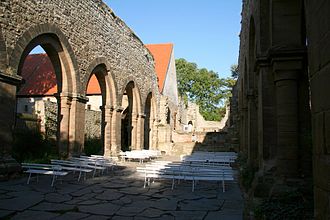 Ruins of the monastery church from the west Memleben Klosterkirche 04.jpg