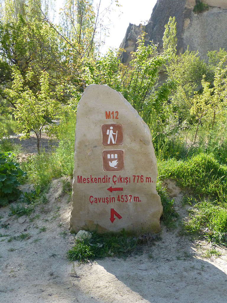 Ένδειξη για πεζοπόρους στην κοιλάδα του Meskendir