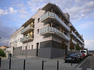 Català: Edifici a la cantonada Via Ronda / Palaudaries de Mollet del Vallès. Español: Edificio en la esquina Via Ronda / Palaudaries de Mollet del Vallès.