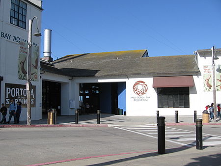 ไฟล์:Monterey_Bay_Aquarium_Front.JPG