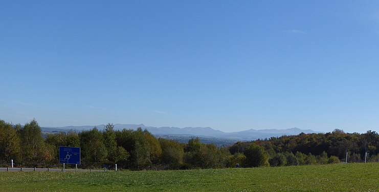 Les Monts Dore vus de 25 km à l'ouest