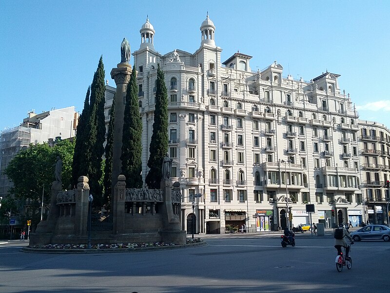 File:Monument with trees in intersection (18789584005).jpg