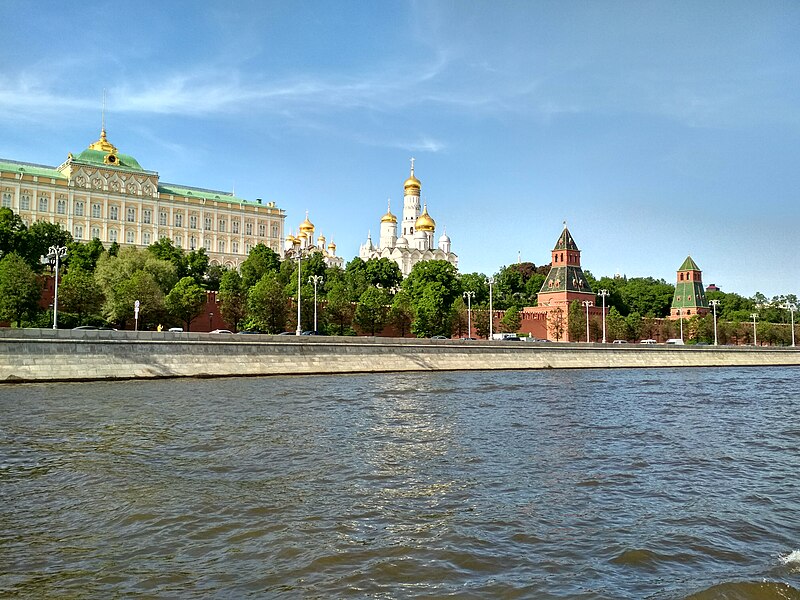 File:Moscow River near the Kremlin walls.jpg