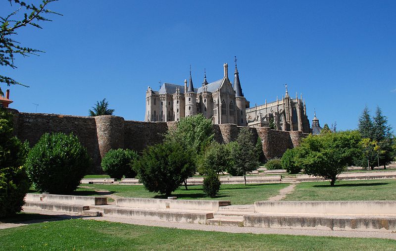 File:Muralla, Palacio Gaudí, Catedral de Astorga.jpg