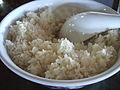 Semangkuk nasi dengan centong.