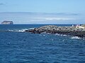Wyspa North Seymour, wyspa Daphne jest w oddali.