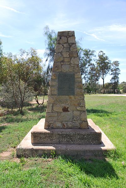 File:Nyah Pioneer Memorial.JPG