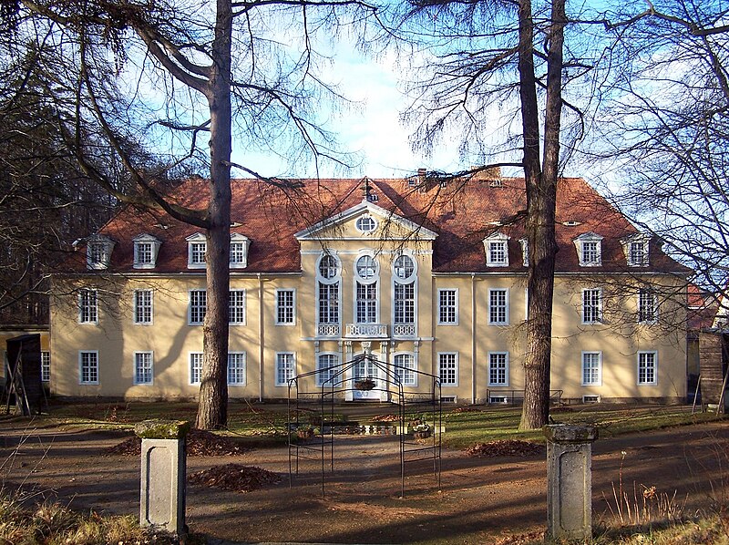 Plik:Oberlichtenau Schloss 2.jpg