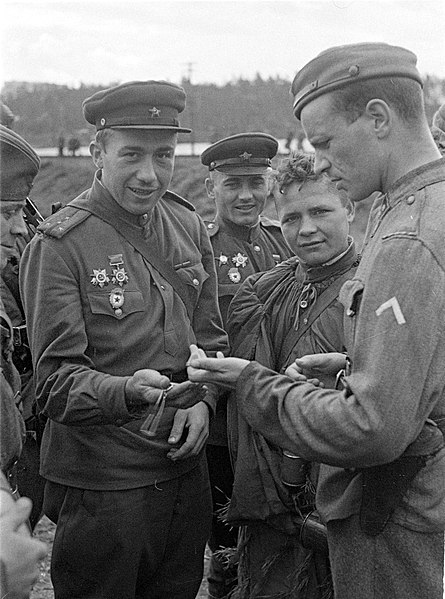 File:Officers comparing watches.jpg