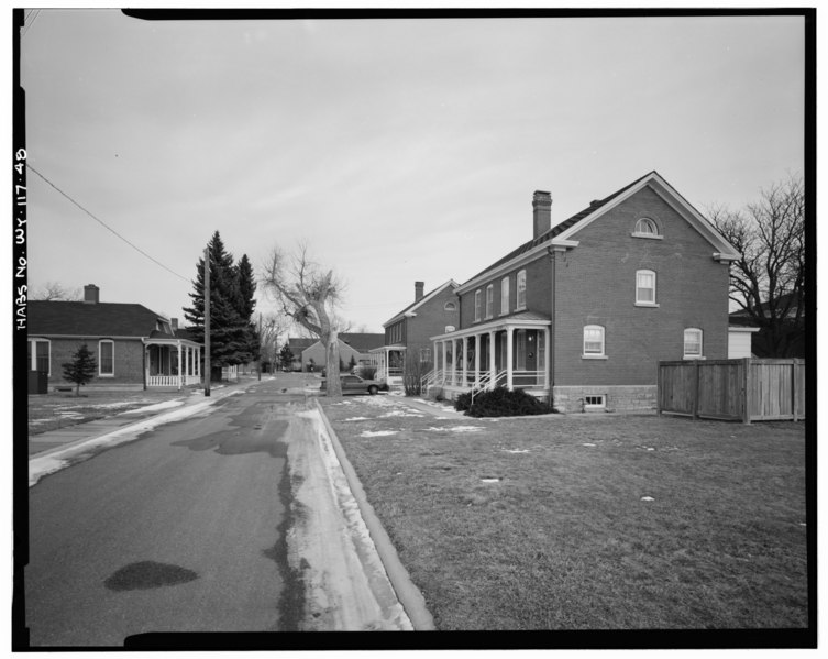 File:Officers quarters 275 through 282. View to north. - Fort David A. Russell, Randall Avenue west of First Street, Cheyenne, Laramie County, WY HABS WYO, 11-CHEY,8-48.tif