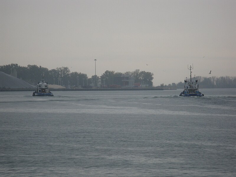 File:Omni Richelieu and Omni LaPrairie leaving Toronto, 2012 10 17 -c.JPG