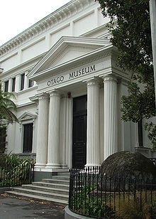 Pijlers en rotsblok bij de ingang van het Otago Museum