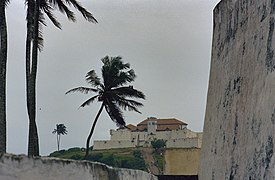 Overzicht met voorzijde, vanaf Elmina Castle - Elmina - 20374801 - RCE.jpg