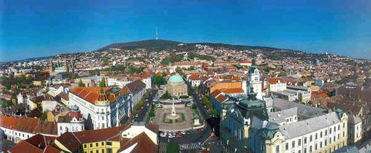 Pécs belváros látképe, háttérben a misina-tetői TV-torony.