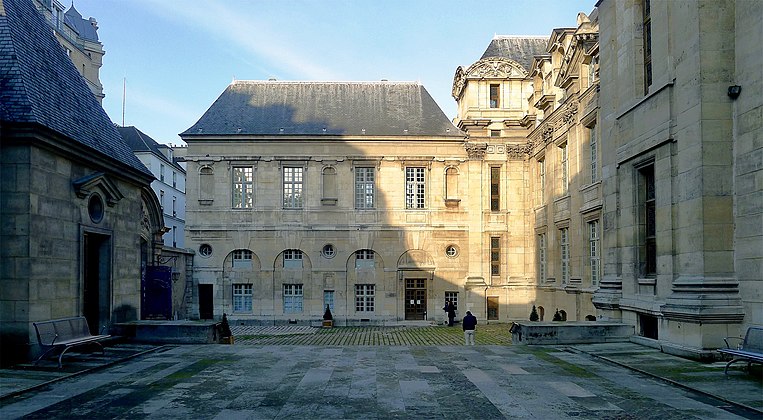 Facciata del cortile dell'ala nord sul lato opposto del cortile principale