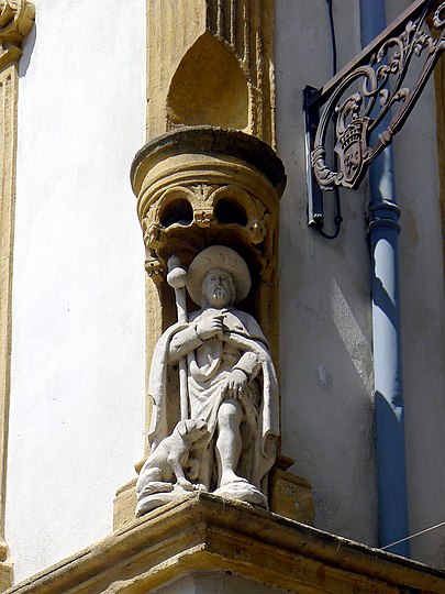 Statue de saint Roch à un angle de rues à Arles.