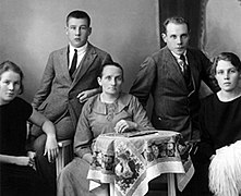Paavo Nurmi and his family in 1924.jpg