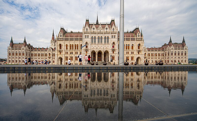 File:Parlamentsbyggnaden i Budapest 21 juli 2023.jpg