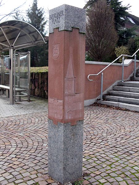 File:Partnerschaftssäule auf dem Bieruner Platz in Gundelfingen 3.jpg