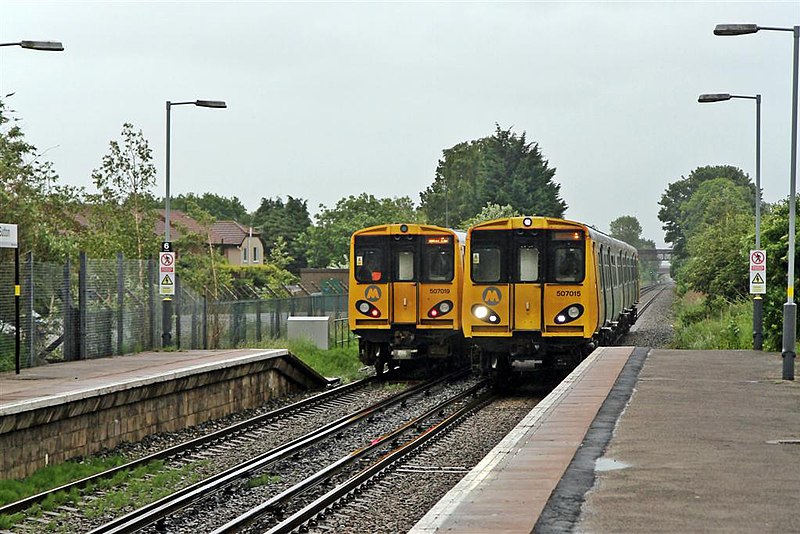 File:Passing trains, Little Sutton Railway Station (geograph 2987228).jpg