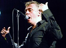 Paul McLoone tritt am Samstag, den 14. Juli 2012 mit The Undertones in Holmfirth, England, Großbritannien auf der Bühne auf