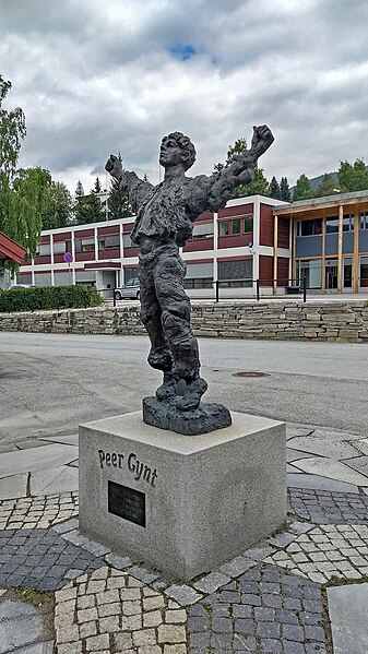 File:Peer Gynt (statue Vinstra stasjon ver. 1).jpg