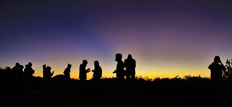 File:Pendaki menikmati Sunrise di Puncak Gunung Lawu.jpg