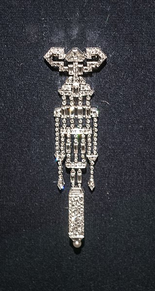 File:Pendant watch - Van Cleef and Arpels (38772069405).jpg